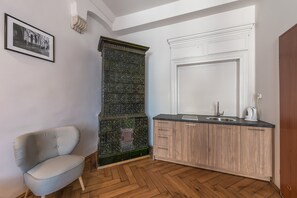 Estudio estándar, 1 cama matrimonial | Sala de estar | Televisión 