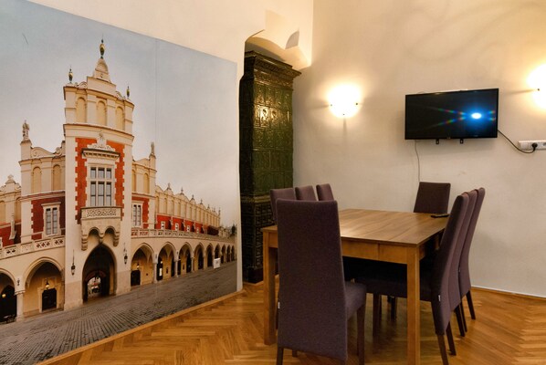 Familienapartment, 2 Schlafzimmer | Essbereich im Zimmer