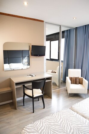 Habitación doble | Caja fuerte, escritorio, sistema de insonorización y wifi gratis