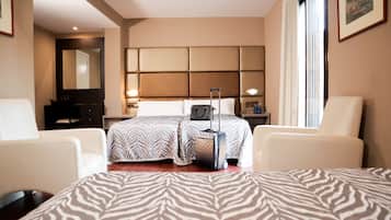 Triple Room | In-room safe, desk, soundproofing, free WiFi