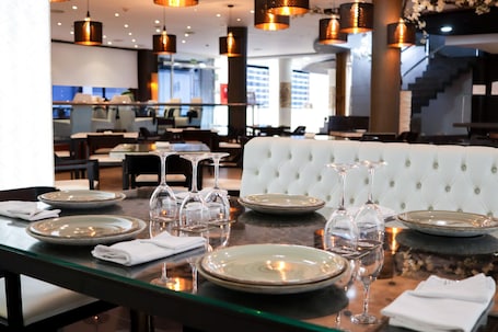 Breakfast and dinner served