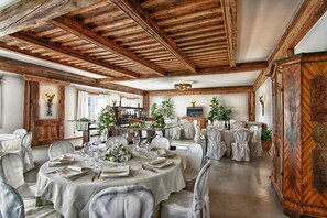 供应午餐和晚餐,意大利菜