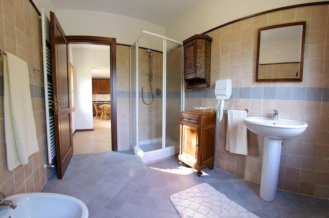 Dusche, kostenlose Toilettenartikel, Bidet, Handtücher