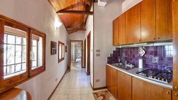Refrigerador con freezer, placa de cocina, cafetera/tetera