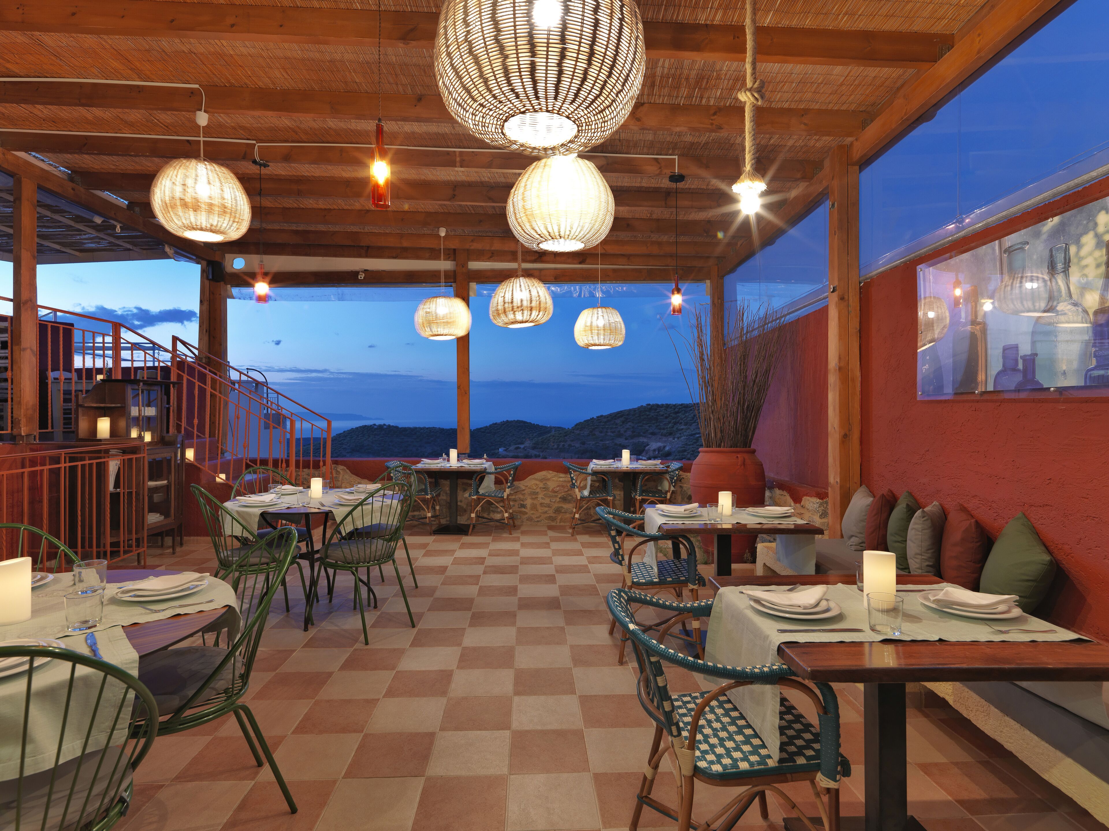 供应早餐、午餐和晚餐，希腊菜，海景