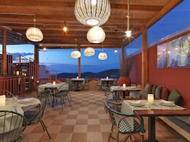 供应早餐、午餐和晚餐，希腊菜，海景