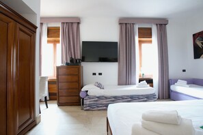 Neljän hengen huone | Minibaari, tallelokero huoneessa, työpöytä, pimennysverhot