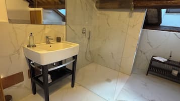 Suite Royal, en edificio anexo | Baño | Ducha, artículos de higiene personal gratuitos y secador de pelo
