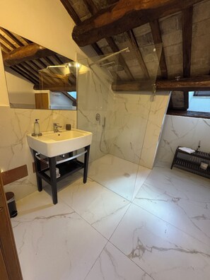 Phòng Suite Royal, tòa nhà phụ | Phòng tắm | Buồng tắm vòi sen, đồ dùng nhà tắm miễn phí, máy sấy tóc