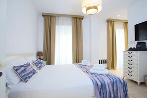 Habitación doble, 1 cama Queen size | Minibar, caja de seguridad en la habitación y escritorio 