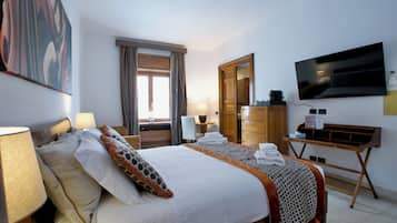 Triple Room | Minibar, in-room safe, desk, blackout drapes