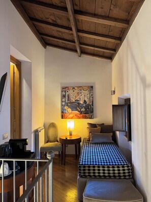 Suite – royal, anneks | Minibar, safe på rommet, skrivebord og blendingsgardiner