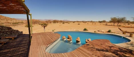 Piscine extérieure, parasols de plage, chaises longues