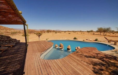 Piscina externa, guarda-sóis, espreguiçadeiras