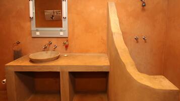 Habitación con 2 camas individuales | Baño | Regadera, amenidades de baño gratuitas, toallas