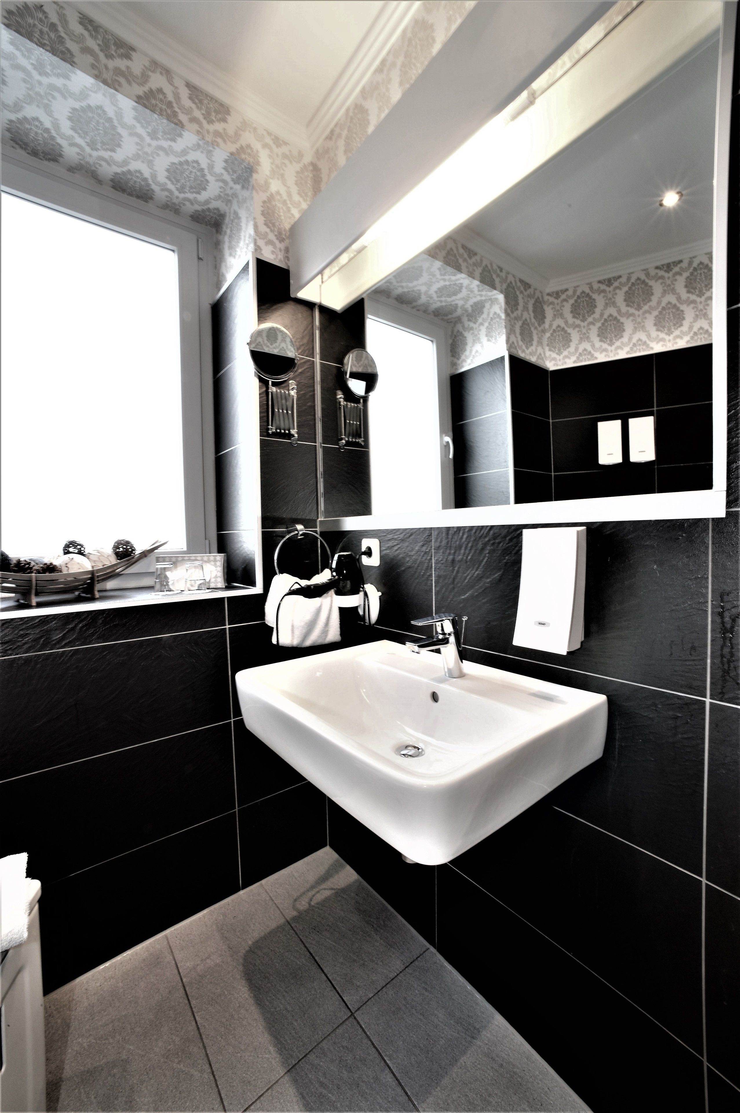 single room | bathroom shower