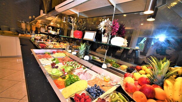 A buffet with various fruits and vegetables. - Ascot Hotel (Remscheid)