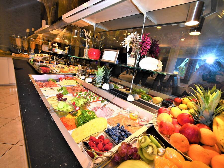 Petit déjeuner buffet (5.00 EUR par personne)