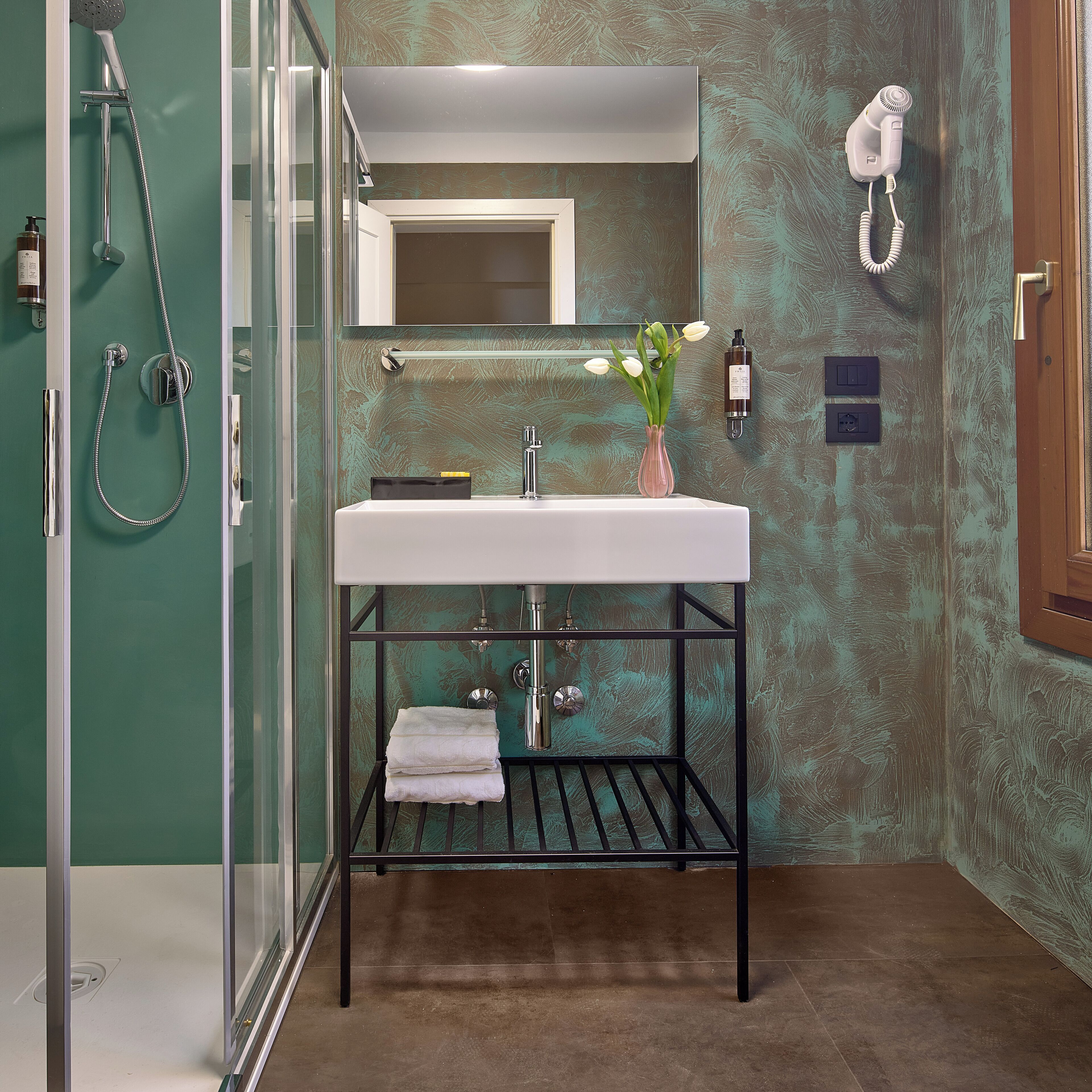 Standard Double or Twin Room | Bathroom | Shower, hair dryer, bidet, towels