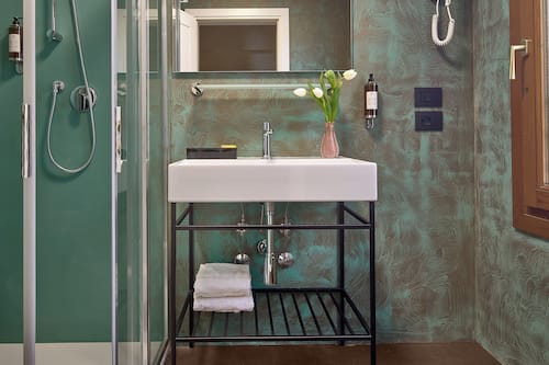 Standard Double or Twin Room | Bathroom