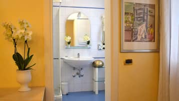 Chambre Standard Double ou avec lits jumeaux | Salle de bain | Douche, sĂšche-cheveux, bidet, serviettes fournies