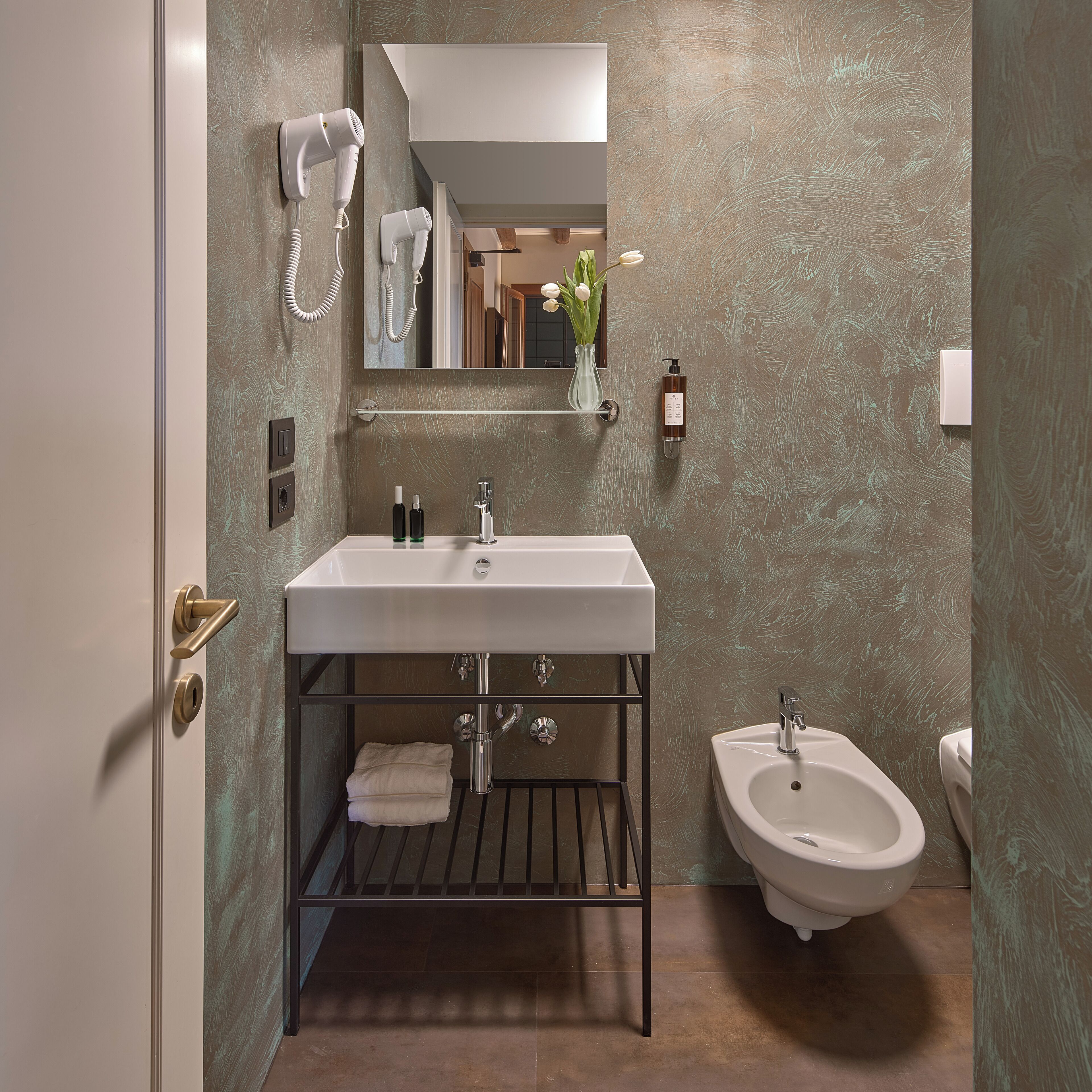 Camera Standard con letto matrimoniale o 2 letti singoli | Bagno | Doccia, asciugacapelli, bidet, asciugamani