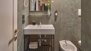 Camera Standard con letto matrimoniale o 2 letti singoli | Bagno | Doccia, asciugacapelli, bidet, asciugamani