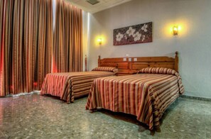 Brankas, meja kerja, dan tempat tidur bayi (biaya tambahan)