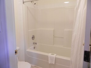 Standard Room, 2 Queen Beds | Bathroom - Skagit Motor Inn (Hope)