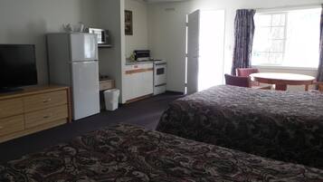 Chambre Standard, 2 grands lits | Four à micro-ondes