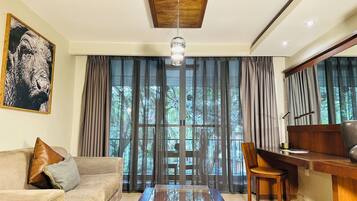 Executive Room, 1 Bedroom | Living area | 40-inch LED TV with premium channels, TV