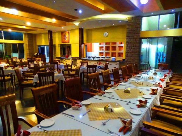 2 restaurants, breakfast, lunch, dinner served; Asian cuisine