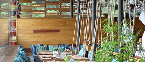 2 restaurantes; se sirve desayuno, almuerzo y cena; cocina asiática