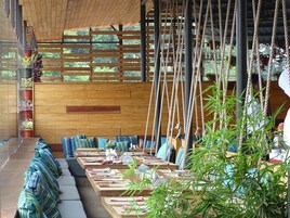 2 restaurantes, café da manhã, culinária asiática