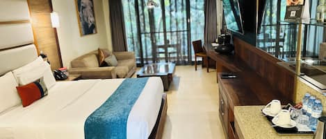 Executive Room, 1 Bedroom | Frette Italian sheets, premium bedding, in-room safe, desk