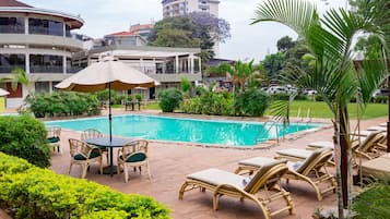 Piscine extérieure, cabanons gratuits, parasols de plage