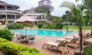 Piscine extérieure, cabanons gratuits, parasols de plage