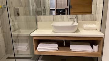 Shower, free toiletries, towels