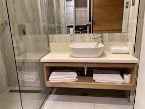 Shower, free toiletries, towels - Fairway Hotel & Spa (Kampala)