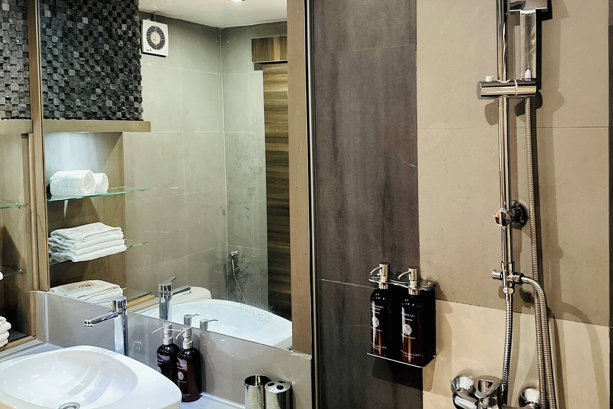 Shower, free toiletries, towels