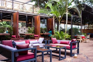 2 restaurantes; se sirve desayuno, almuerzo y cena; cocina asiática