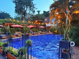 Una piscina al aire libre, cabañas de piscina gratuitas, sombrillas