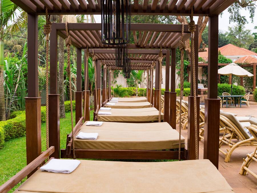 Una piscina al aire libre, camas de piscina gratis, sombrillas