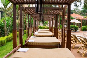 Una piscina al aire libre, cabañas de piscina gratuitas, sombrillas