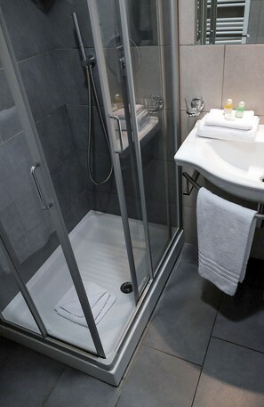 Bathroom shower - Relais Cavour Inn (Rome)
