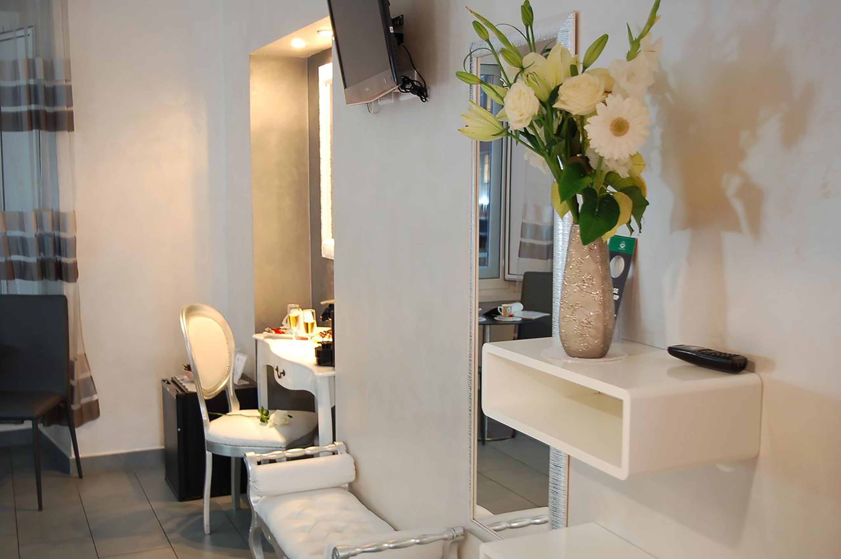 1 多间卧室、迷你吧、客房内保险箱、办公桌