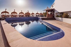 Una piscina al aire libre de temporada