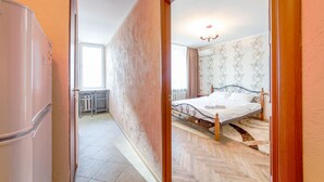 Una camera da letto con un letto, un termosifone e una finestra.