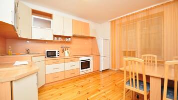 Full-sized fridge, microwave, stovetop, coffee/tea maker