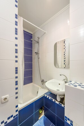 Free toiletries, hair dryer, slippers, towels - DayFlat Apartments on the Left Bank (Kyiv)